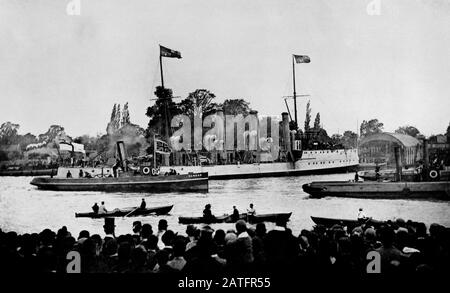 AJAXNETPHOTO. 18 MAI 1893. CHISWICK, ANGLETERRE. - LANCEMENT RAPIDE DE LA CANONNIÈRE H.M. TORPEDO DANS LA TAMISE - LONGUEUR DE 230 PI, 810 TONNES DE DÉPLACEMENT ET 4500 I.H.P. - DE MESSERS JOHN I. THORNYCROFT & CO YARD, CHURCH WHARF, CHISWICK. PHOTO:COLLECTION VT/AJXNETPHOTO REF:VT12317 Banque D'Images