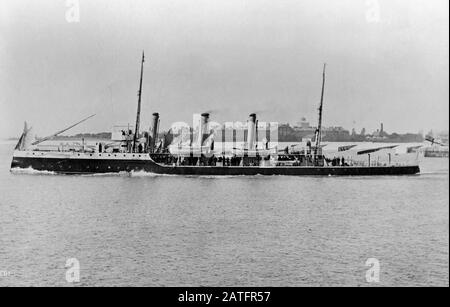 AJAXNETPHOTO. 1893. PORTSMOUTH, ANGLETERRE. - S.M. TORPEDO BALLE RAPIDE - 230 PI DE LONG, 810 TONNES DE DÉPLACEMENT ET 4500 I.H.P. - CONÇU ET CONSTRUIT PAR MM. JOHN I. THORNYCROFT & CO YARD, CHURCH WHARF, CHISWICK, LAISSANT LA BASE NAVALE DE PORTSMOUTH À LA VITESSE. L'HÔPITAL HASLAR ROYAL NAVAL PEUT ÊTRE VU EN ARRIÈRE-PLAN. PHOTO:COLLECTION VT/AJXNETPHOTO REF:VT2C 1893 Banque D'Images