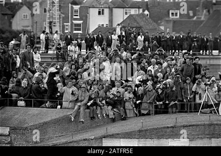 AJAXNETPHOTO. JUIN 1977. PORTSMOUTH, ANGLETERRE. - TOUR SURPEUPLÉE - TOUR RONDE DU ROI HENRY VIII À L'ENTRÉE DU PORT REMPLIE DE PERSONNES QUI ONT VU LE DÉPART DES NAVIRES EN DIRECTION DE L'ANCRAGE À TÊTE PLATE ET DE LA REVUE JUBILEE ARGENTÉE DE LA REINE. LES TRAVAILLEURS DE VOSPER THORNYCROFT PEUVENT ÊTRE VUS EN ARRIÈRE-PLAN DEBOUT SUR LE TOIT DE L'ATELIER.PHOTO:JONATHAN EASTLAND/AJAX REF:772606 15001 Banque D'Images