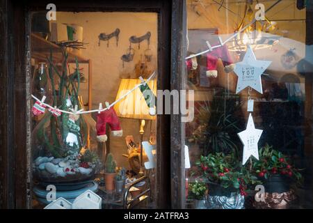 Décoration de bas de caisse de Noël atmosphère : neige, arbre, bougie, rocking Banque D'Images