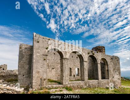 Le maquereau survit la ruine de l'église médiévale de St Sephen à la forteresse de Rozafa à Shkodra (Shkoder), en Albanie Banque D'Images