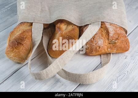 Vue du Pain dans un sac en textile réutilisable zéro déchet sur le fond en bois. Banque D'Images