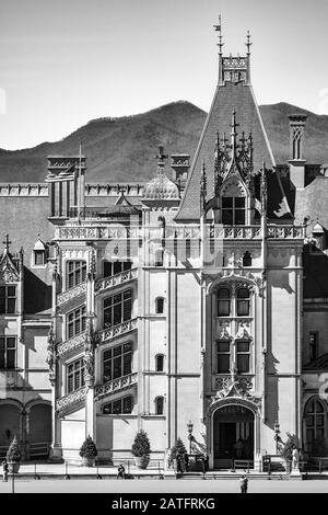 Les montagnes Blue Ridge se trouvent derrière la tour d'entrée et la tour d'escalier de la Biltmore House à Asheville, en Caroline du Nord, aux États-Unis Banque D'Images