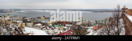 Vue panoramique sur Nizhny Novgorod et confluence de la rivière Oka dans la rivière Volga en hiver Banque D'Images