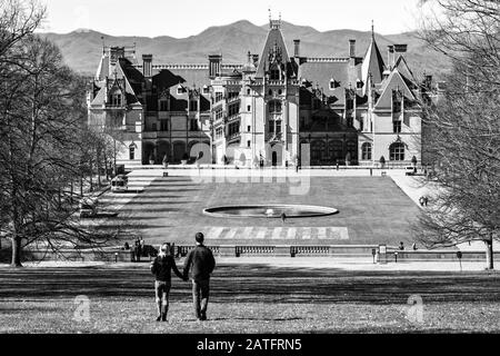 Les touristes se promènent vers la maison Biltmore, avec les montagnes Blue Ridge derrière elle, au Biltmore Estate à Asheville, Caroline du Nord, États-Unis Banque D'Images