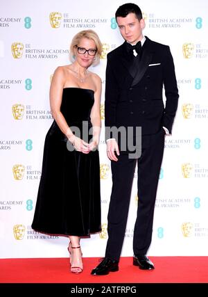 Gillian Anderson et Asa Butterfield dans la salle de presse du 73ème British Academy Film Awards qui se tient au Royal Albert Hall, Londres. Banque D'Images