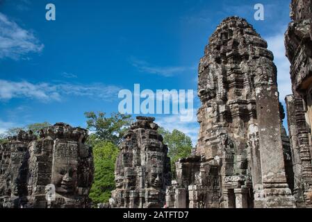 Le Bayon, Prasat Bayon est un temple khmer richement décoré à Angkor au Cambodge Banque D'Images