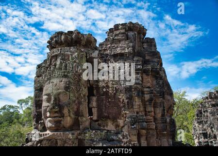 Bayon fait face au Bayon, Prasat Bayon, temple khmer richement décoré à Angkor au Cambodge Banque D'Images