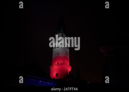 Pologne, Czestochowa - 04 novembre 2018 : éclairage de la tour et du monastère de Jasna Gora à l'occasion du 100ème anniversaire Banque D'Images