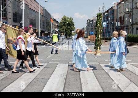 Pologne, CZESTOCHOWA - 31 mai 2018 : pèlerins célébratant et priant pendant la procession du corps de Dieu avec le sacrement le plus sacré Banque D'Images