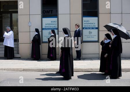 Pologne, CZESTOCHOWA - 31 mai 2018 : pèlerins célébratant et priant pendant la procession du corps de Dieu avec le sacrement le plus sacré Banque D'Images