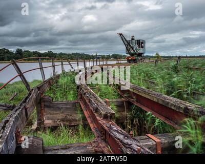 La grue montée sur rail sur l'ancien quai de l'Amirauté au dépôt de munitions de BanDeath, qui a été établi au cours de la première Guerre mondiale. Banque D'Images