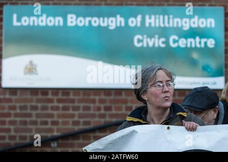 Uxbridge, Royaume-Uni. 1er Février 2020. Militants environnementaux de l'arrêt du  , Sauver la vallée de Colne et la rébellion de l'extinction militant contre la liaison ferroviaire à grande vitesse controversée du HS2 se tient à l'extérieur du quartier londonien du centre civique de Hillingdon à Uxbridge lors d'une marche de la "Stilly Standing for the Trees" du camp de protection de la faune de la route de Harefield à travers Denham Country Park à trois adresses Étroitement lié à Boris Johnson dans sa circonscription d'Uxbridge. Le premier ministre devrait prendre une décision imminemment quant à la question de savoir s'il doit poursuivre la ligne ferroviaire à grande vitesse. Crédit: Mark Ker Banque D'Images