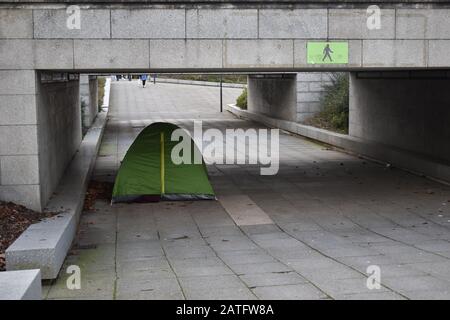 Une tente dans un passage inférieur à Milton Keynes. Banque D'Images