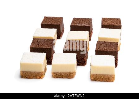 Jeu de mini-morsures de chocolat et de fromage à la vanille isolées sur blanc Banque D'Images