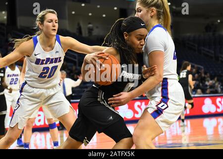 Chicago, Illinois, États-Unis. 02 février 2020. Providence Friars Guard Kaela Webb (0) tente d'échapper à la double couverture pendant le jeu NCAA de la Conférence du Grand est entre (11) DePaul vs Providence à Wintrust Area à Chicago, Illinois. Dean Reid/Csm/Alay Live News Banque D'Images