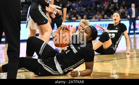 Chicago, Illinois, États-Unis. 02 février 2020. Providence Friars Guard Earlette Scott (1) récupère une balle libre pendant le jeu NCAA de la conférence Big East entre (11) DePaul vs Providence à Wintrust Area à Chicago, Illinois. Dean Reid/Csm/Alay Live News Banque D'Images