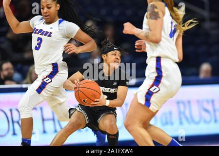 Chicago, Illinois, États-Unis. 02 février 2020. Providence Friars Guard Chanell Williams (2) tente d'échapper aux défenseurs pendant le jeu NCAA de la Conférence du Grand est entre (11) DePaul vs Providence à Wintrust Area à Chicago, Illinois. Dean Reid/Csm/Alay Live News Banque D'Images