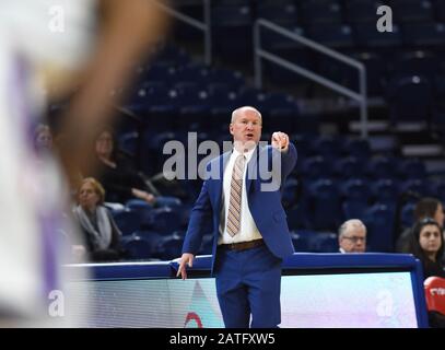 Chicago, Illinois, États-Unis. 02 février 2020. Providence Friars entraîneur en chef Jim Crowley prouvant des instructions de la marge pendant le jeu NCAA de la conférence Big East entre (11) DePaul vs Providence à Wintrust Area à Chicago, Illinois. Dean Reid/Csm/Alay Live News Banque D'Images