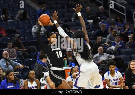 Chicago, Illinois, États-Unis. 02 février 2020. Providence Friars forward Mary Baskerville (10) attend de passer le ballon pendant le jeu NCAA de la Conférence du Grand est entre (11) DePaul vs Providence à Wintrust Area à Chicago, Illinois. Dean Reid/Csm/Alay Live News Banque D'Images