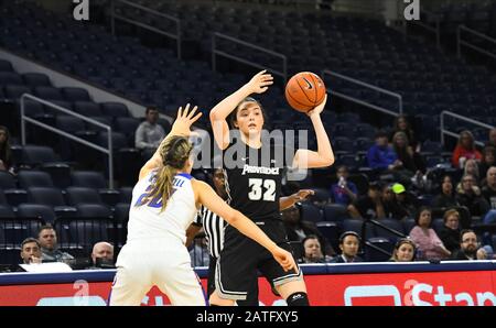 Chicago, Illinois, États-Unis. 02 février 2020. Providence Friars Forward Alyssa Geary (32) envisage de passer le ballon pendant le jeu NCAA de la Big East Conference entre (11) DePaul vs Providence à Wintrust Area à Chicago, Illinois. Dean Reid/Csm/Alay Live News Banque D'Images