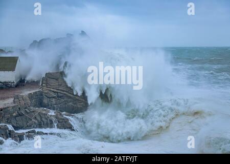 Grandes vagues sur l'océan en hiver froid nuageux, près de la petite ville espagnole de Palamos Banque D'Images