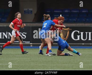 Georgia Evans (Pays de Galles) et Beatrice Capomaggi (Italie) sont vus en action lors du Rugby Des Six Nations entre le pays de galles et l'Italie à Cardiff Arms Park à Cardiff.(score final; Italie 19:15 Pays de Galles) Banque D'Images