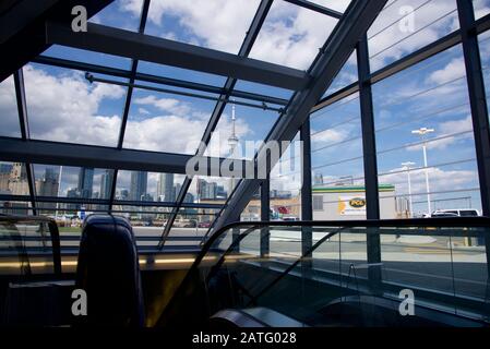 Vue sur la ville de Toronto par la fenêtre du terminal de l'aéroport Billy Bishop de Toronto Banque D'Images