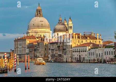 Un bateau-bus Alilaguna fait le chemin vers le Grand Canal de Venise avec le dôme de la basilique Santa Maria della Salute en arrière-plan Banque D'Images