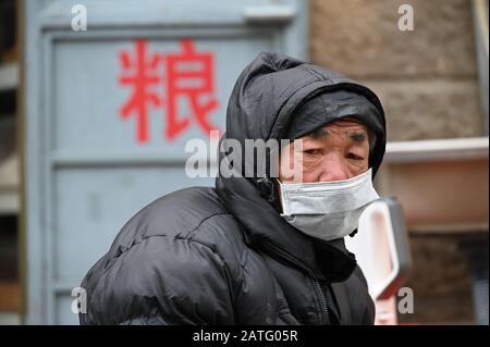 Un homme portant un masque à Quanzhou, Fujian, Chine, le 2 février 2020. Selon des données récentes, le nombre de personnes infectées par la nouvelle souche de coronavirus a augmenté de plus de 14 000, le nombre de morts atteignant 305. Crédit: CPRESS PHOTO LIMITED/Alay Live News Banque D'Images