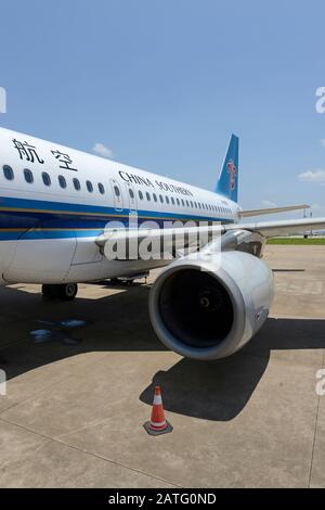 Vues tout en embarquant sur un Boeing 737 du sud de la Chine à l'aéroport de Haikou sur l'île de Hainan, en Chine. Banque D'Images