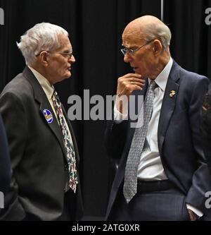 Olathe, Kansas, États-Unis, 1er février 2020Le sénateur Pat Roberts (R-KS) s'est exprimé à droite devant Harold Stones son directeur des projets spéciaux du Kansas après le dîner de célébration du service Honoring Roberts Credit: Mark Reinstein/MediaPunch Banque D'Images