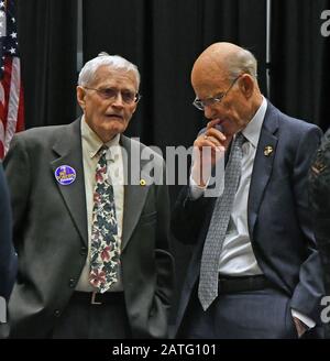 Olathe, Kansas, États-Unis, 1er février 2020Le sénateur Pat Roberts (R-KS) s'est exprimé à droite devant Harold Stones son directeur des projets spéciaux du Kansas après le dîner de célébration du service Honoring Roberts Credit: Mark Reinstein/MediaPunch Banque D'Images