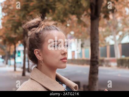 Portrait de la jeune femme blonde belle avec les yeux bleus et les cheveux collectés, photo de profil Banque D'Images