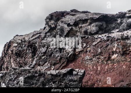 Leilani Estate, Hawaï, États-Unis. - 14 janvier 2020: 2018 éruption du volcan Kilauea durci champ de lave noire. Gros plan de la falaise qui a perdu son exposé de la coquille Banque D'Images