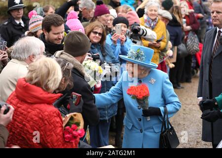 Sandringham, Royaume-Uni. 02 février 2020. La reine Elizabeth II assiste au service du dimanche matin de l'Église Saint-Pierre et Saint-Paul à West Newton, près de Sandringham, Norfolk. Sa Majesté fait également la courte promenade à la salle du village, rencontrant beaucoup de wishers qui borde la route. West Newton, Norfolk, Le 2 Février 2020. Crédit: Paul Marriott/Alay Live News Banque D'Images