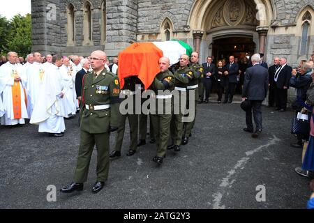 Le cercueil du fomer Taoiseach (Premier ministre irlandais) Albert Reynolds, tel qu'il est exécuté de masse équiem par des soldats irlandais à l'église du Sacré-cœur de Donnybrook à Dublin, lundi 25 août 2014. M. Reynolds est décédé jeudi dernier, âgé de 81 ans, après une longue maladie. Taoiseach Enda Kenny, président Michael D Higgins et plusieurs politiciens au service et dans le passé ont assisté à la messe funéraire. Les funérailles d'État étaient M. Reynolds, qui a survécu par sa femme Kathleen, deux fils et cinq filles, sera enterré avec les honneurs militaires au cimetière de Shanganagh, dans le sud de Dublin. Photo/Paul McErlane Banque D'Images