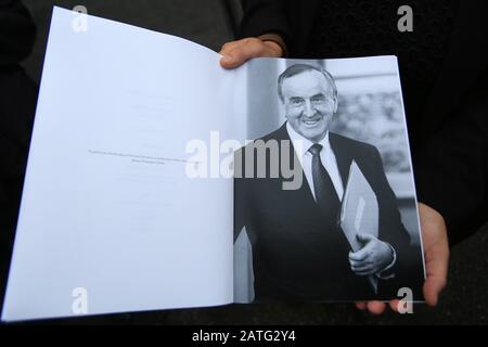 Une dame a ouvert une brochure de masse lors des funérailles du fomer Taoiseach (Premier ministre irlandais) Albert Reynolds à l'église du Sacré-cœur de Donnybrook à Dublin, le lundi 25 août 2014. M. Reynolds est décédé jeudi dernier, âgé de 81 ans, après une longue maladie. Taoiseach Enda Kenny, président Michael D Higgins et plusieurs politiciens au service et dans le passé ont assisté à la messe funéraire. Les funérailles d'État étaient M. Reynolds, qui a survécu par sa femme Kathleen, deux fils et cinq filles, sera enterré avec les honneurs militaires au cimetière de Shanganagh, dans le sud de Dublin. Photo/Paul McErlane Banque D'Images