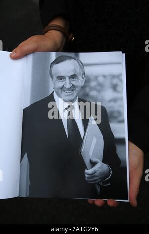 Une dame a ouvert une brochure de masse lors des funérailles du fomer Taoiseach (Premier ministre irlandais) Albert Reynolds à l'église du Sacré-cœur de Donnybrook à Dublin, le lundi 25 août 2014. M. Reynolds est décédé jeudi dernier, âgé de 81 ans, après une longue maladie. Taoiseach Enda Kenny, président Michael D Higgins et plusieurs politiciens au service et dans le passé ont assisté à la messe funéraire. Les funérailles d'État étaient M. Reynolds, qui a survécu par sa femme Kathleen, deux fils et cinq filles, sera enterré avec les honneurs militaires au cimetière de Shanganagh, dans le sud de Dublin. Photo/Paul McErlane Banque D'Images