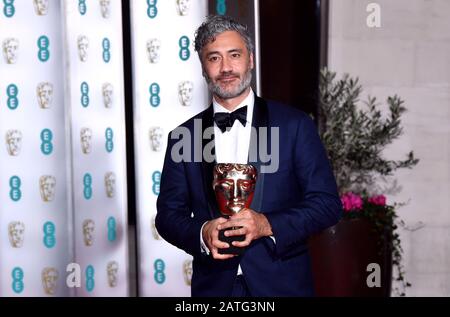 Taika Waititi avec son meilleur jeu D'écran Adapté Bafta prix assister à la fête après le spectacle pour les 73ème British Academy Film Awards. Banque D'Images