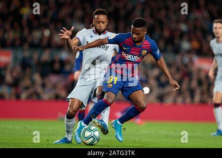 Barcelone, Espagne. 02 février 2020. Barcelone, ESPAGNE - FÉVRIER 02: Hernani de Levante UD lutte une balle avec Ansu Fati du FC Barcelone pendant le match de Ligue entre le FC Barcelone et Levante UD au Camp Nou le 02 février 2020 à Barcelone, Espagne. Crédit: Dax Images/Alay Live News Banque D'Images