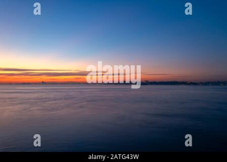 Mer du bosphore d'Istanbul au coucher du soleil Banque D'Images