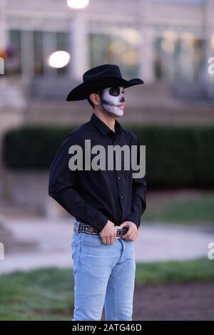Indianapolis, Indiana, États-Unis - 2 novembre 2019: Jour des morts, jeune homme mexicain avec son visage peint comme un crâne, exécutant une danse traditionnelle Banque D'Images