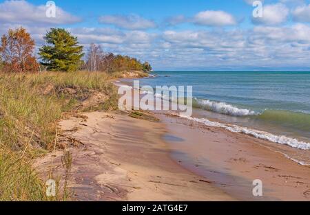 Vagues tranquilles à l'automne sur le lac Huron au parc national de Tawas point au Michigan Banque D'Images