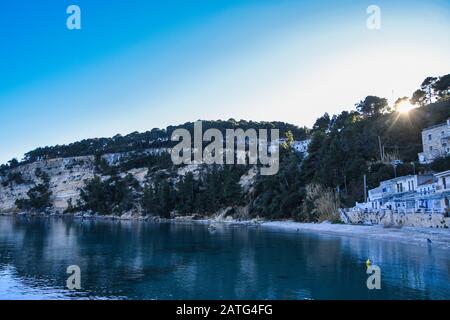 Vue sur la station balnéaire de Patiri, la capitale de l'île d'Alonnisos à Sporades, mer Egée, Grèce Banque D'Images