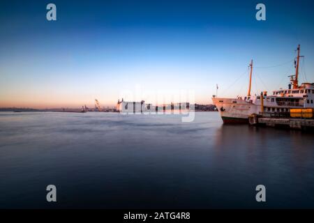 Mer du bosphore d'Istanbul au coucher du soleil Banque D'Images