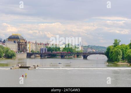 Quand vous dites Prague ce qui sonne habituellement la cloche est le pont Charles, mais il y a beaucoup d'autres ponts intéressants et beaux certainement vaut la peine de voir. Banque D'Images