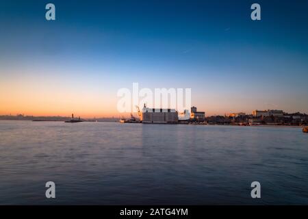 Mer du bosphore d'Istanbul au coucher du soleil Banque D'Images