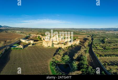 Vue aérienne de l'abbaye royale de Santa Maria de Poblet, monastère fortifié cistercien fondé en 1151 en Catalogne Espagne Banque D'Images