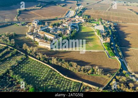 Vue aérienne de l'abbaye royale de Santa Maria de Poblet, monastère fortifié cistercien fondé en 1151 en Catalogne Espagne Banque D'Images
